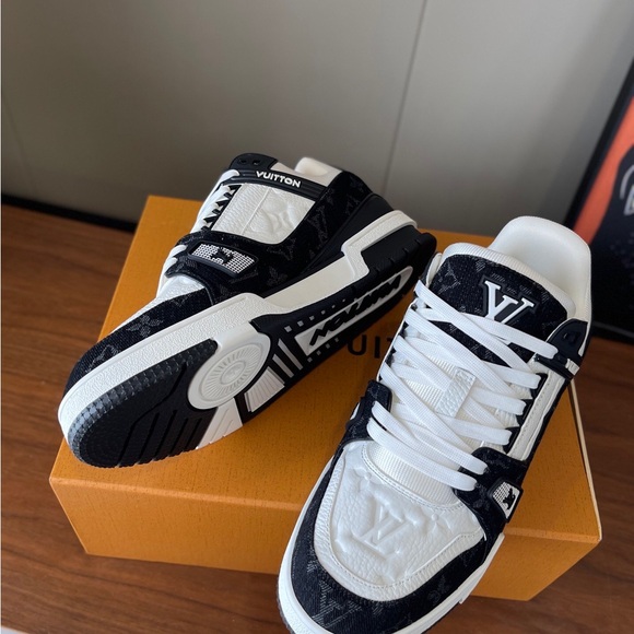 Louis Vuitton Men’s Men Trainer Trainers Sneakers Black White